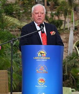 Imagen secundaria 2 - Wolfgang y Christoph Kiessling posan junto a la concejala de Turismo de Adeje, Patricia Paulsen (izq).Wolfgang Kiessling explicando el recorrido de la atracción durante su intervención (der.) 