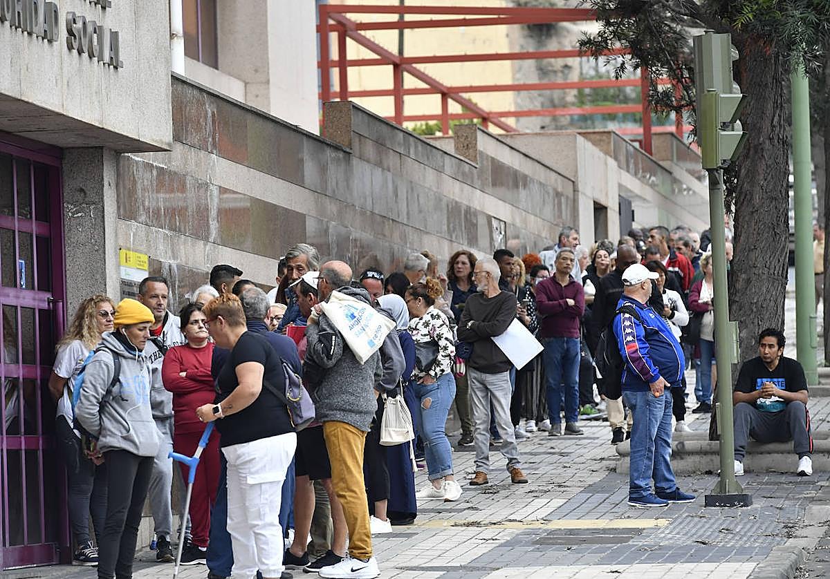 Imagen de archivo de una cola de personas en la Seguridad Social en la capital grancanaria.
