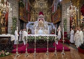 La imagen de la Virgen del Pino, tras completar la Bajada del Camarín, en el altar mayor.