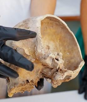 Imagen secundaria 2 - La conservadora del Museo, Teresa Delgado (c), y los arqueólogos Javier Velasco (i) y Verónica Alberto (d), autores del descubrimiento. 