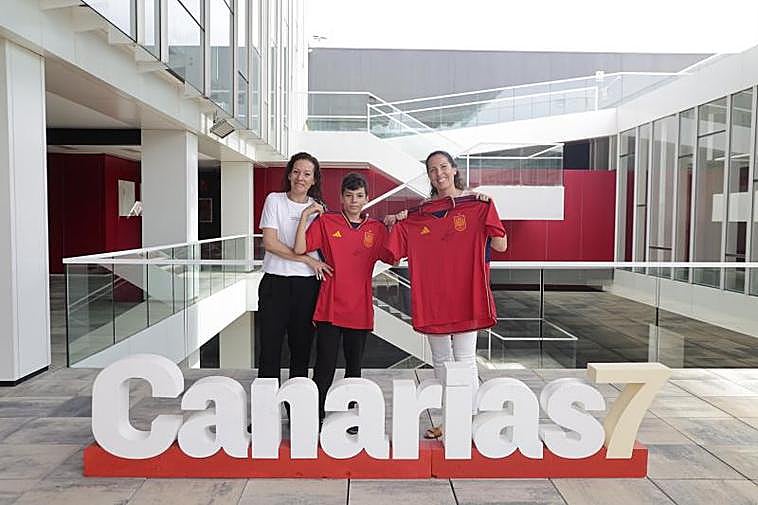 Elena Orosco y Asenet Suárez, ganadoras del sorteo de CANARIAS7, posan con las dos camisetas de la Selección Española de fútbol femenino firmadas por la grancanaria Misa Rodríguez.