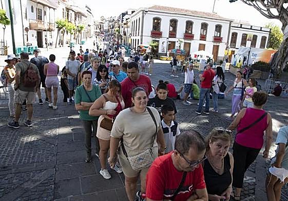 La cola para entrar a ver a la Virgen del Pino a pie de calle en la basílica de Teror.