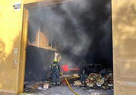 Los bomberos lograron extinguir el fuego tras provocar numerosos daños materiales sobre el recinto.