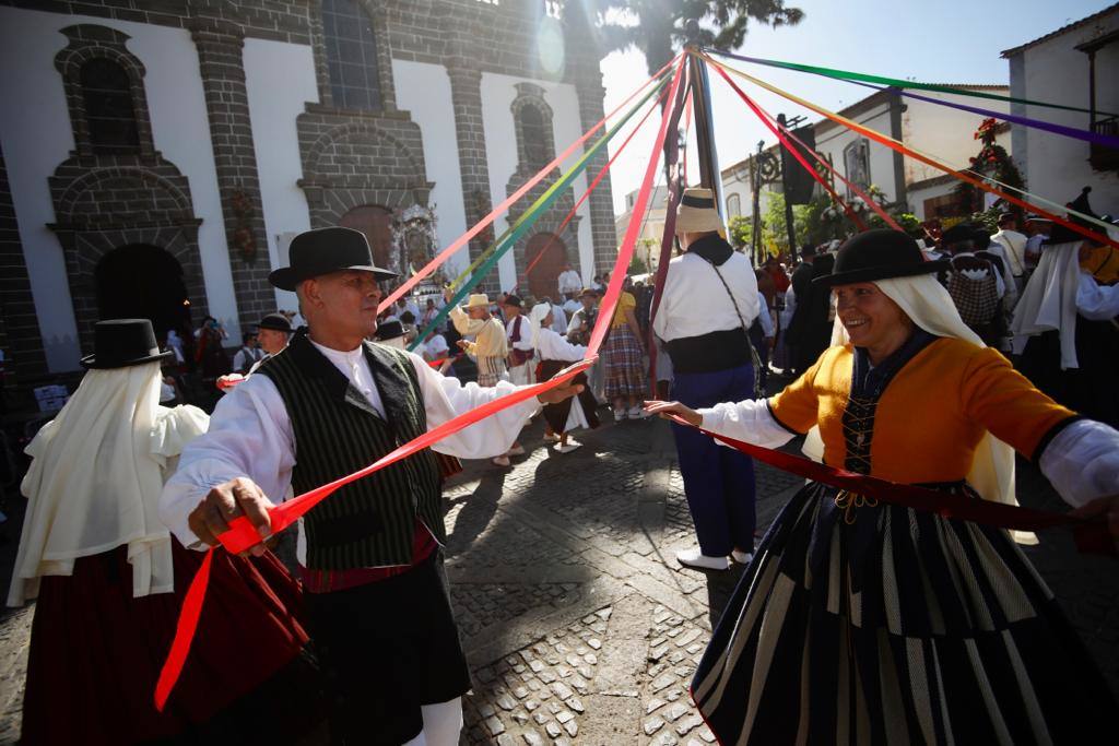 Romería y ofrendas en la basílica de Teror