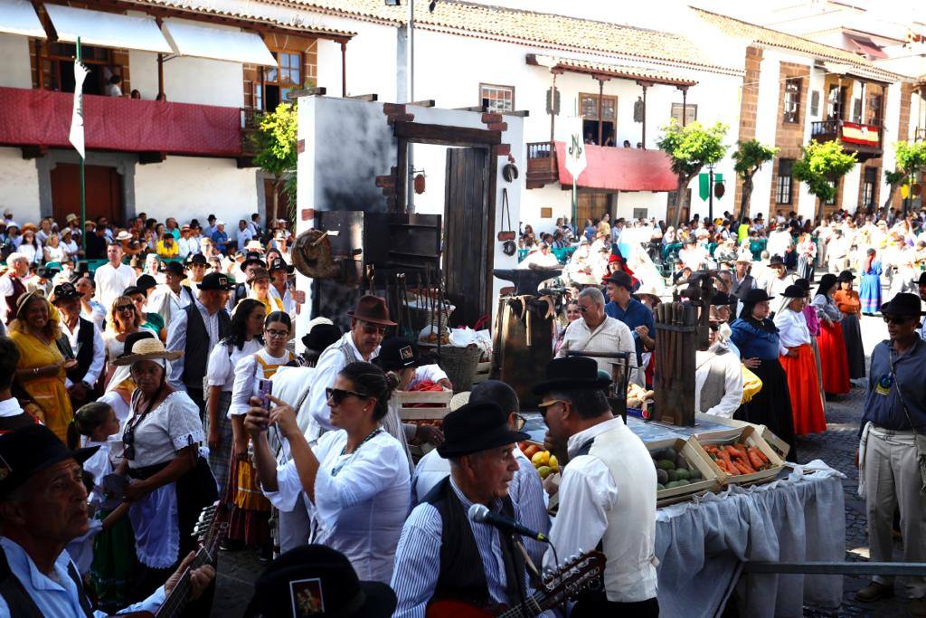 Romería y ofrendas en la basílica de Teror