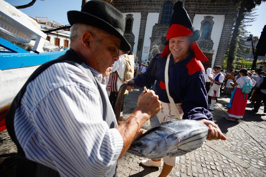 Romería y ofrendas en la basílica de Teror