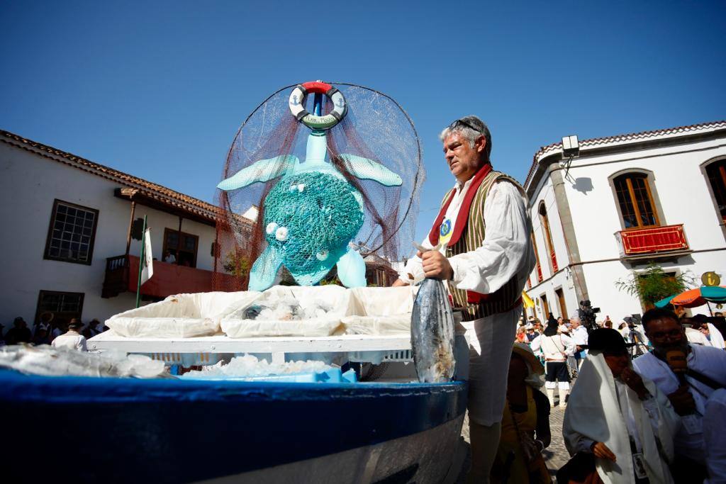Romería y ofrendas en la basílica de Teror
