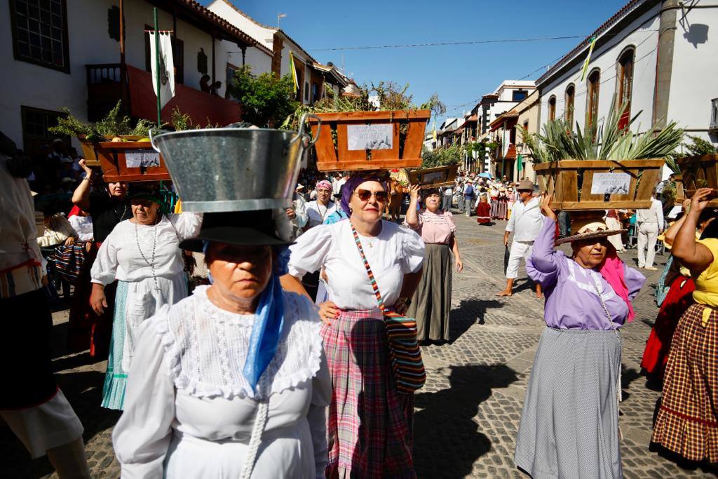 Romería y ofrendas en la basílica de Teror