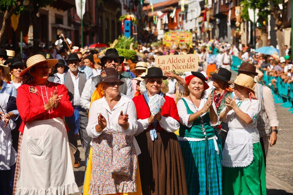 Romería y ofrendas en la basílica de Teror