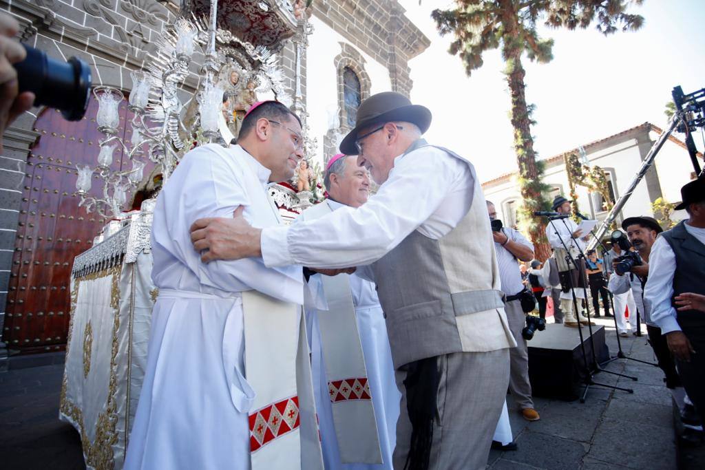 Romería y ofrendas en la basílica de Teror