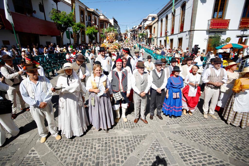 Romería y ofrendas en la basílica de Teror