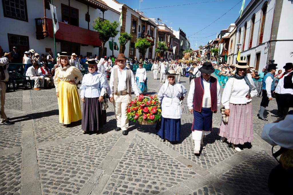 Romería y ofrendas en la basílica de Teror