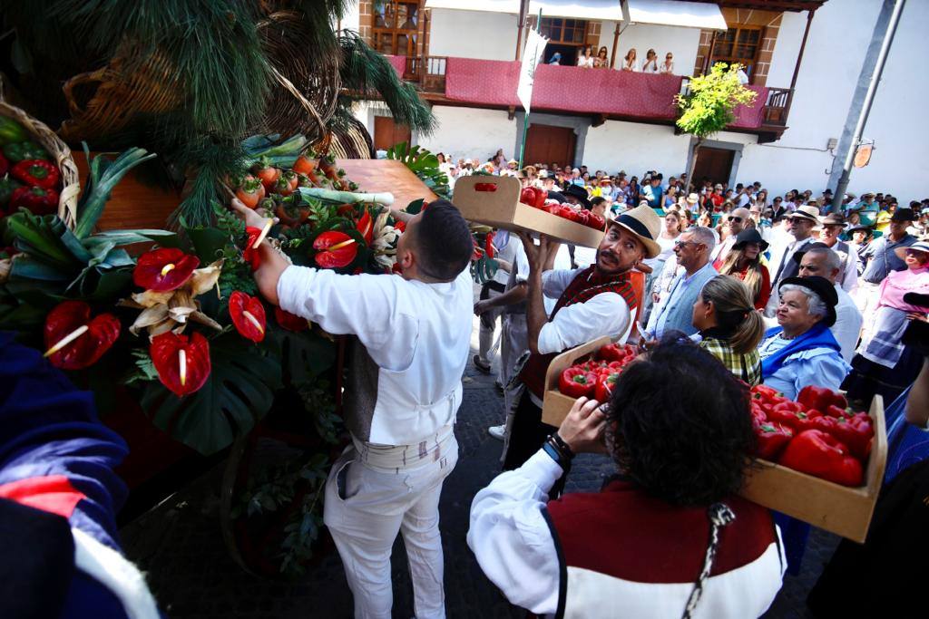 Romería y ofrendas en la basílica de Teror