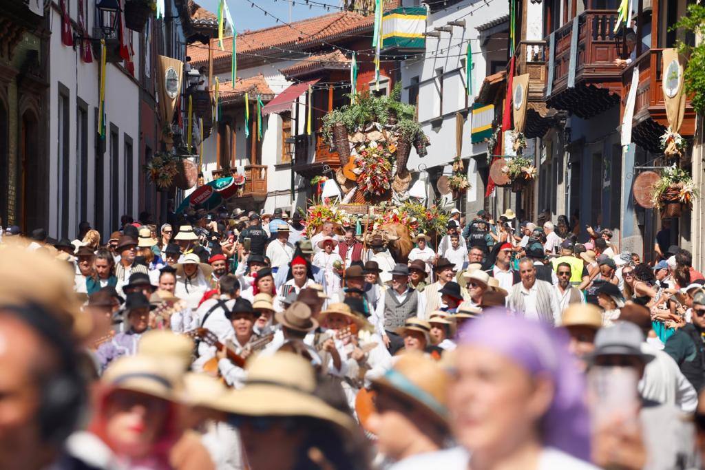 Romería y ofrendas en la basílica de Teror