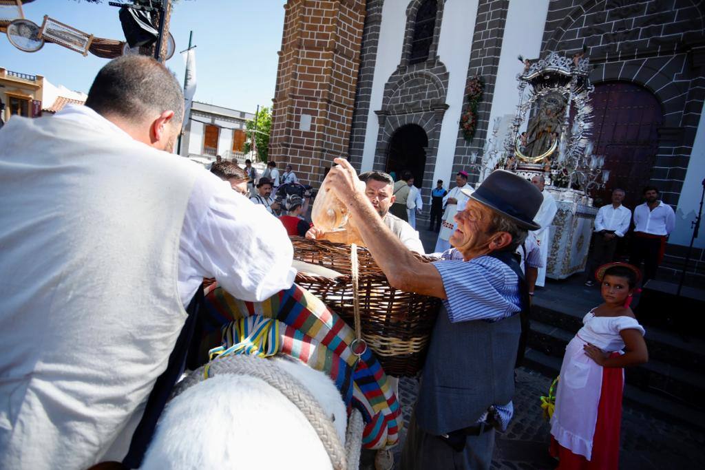Romería y ofrendas en la basílica de Teror