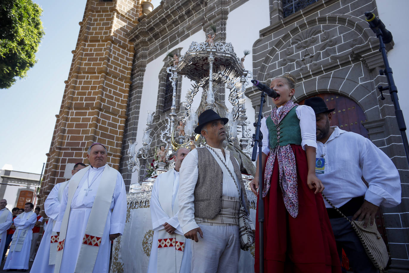 Romería y ofrendas en la basílica de Teror