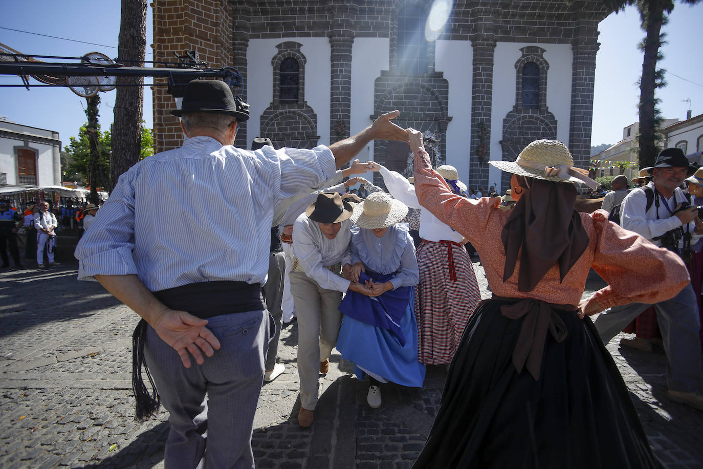 Romería y ofrendas en la basílica de Teror