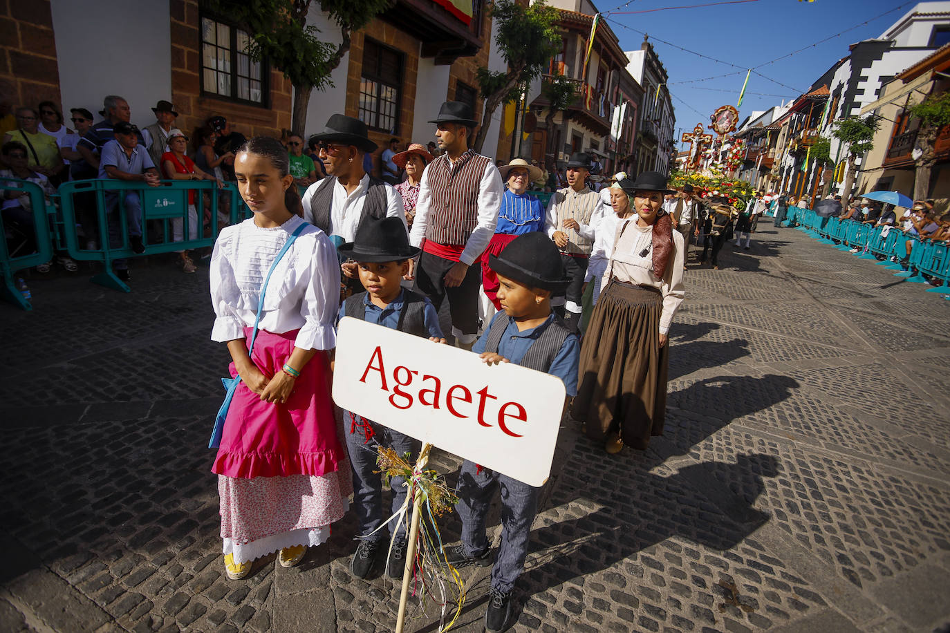 Romería y ofrendas en la basílica de Teror