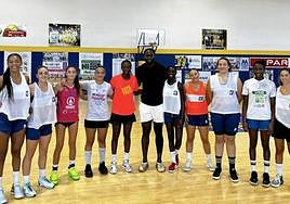 Las cadetes del SPAR Gran Canaria, posando con el internacional español Usman Garuba.