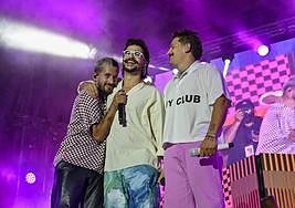 Camilo, durante su aparición sorpresa en Teror en la noche de este sábado junto a Mau y Ricky.