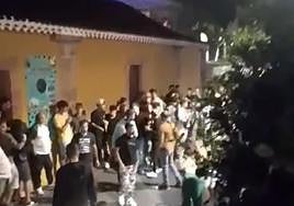 Imagen de la refriega en la que tuvieron que interventir varios agentes de seguridad en el centro de Teror.