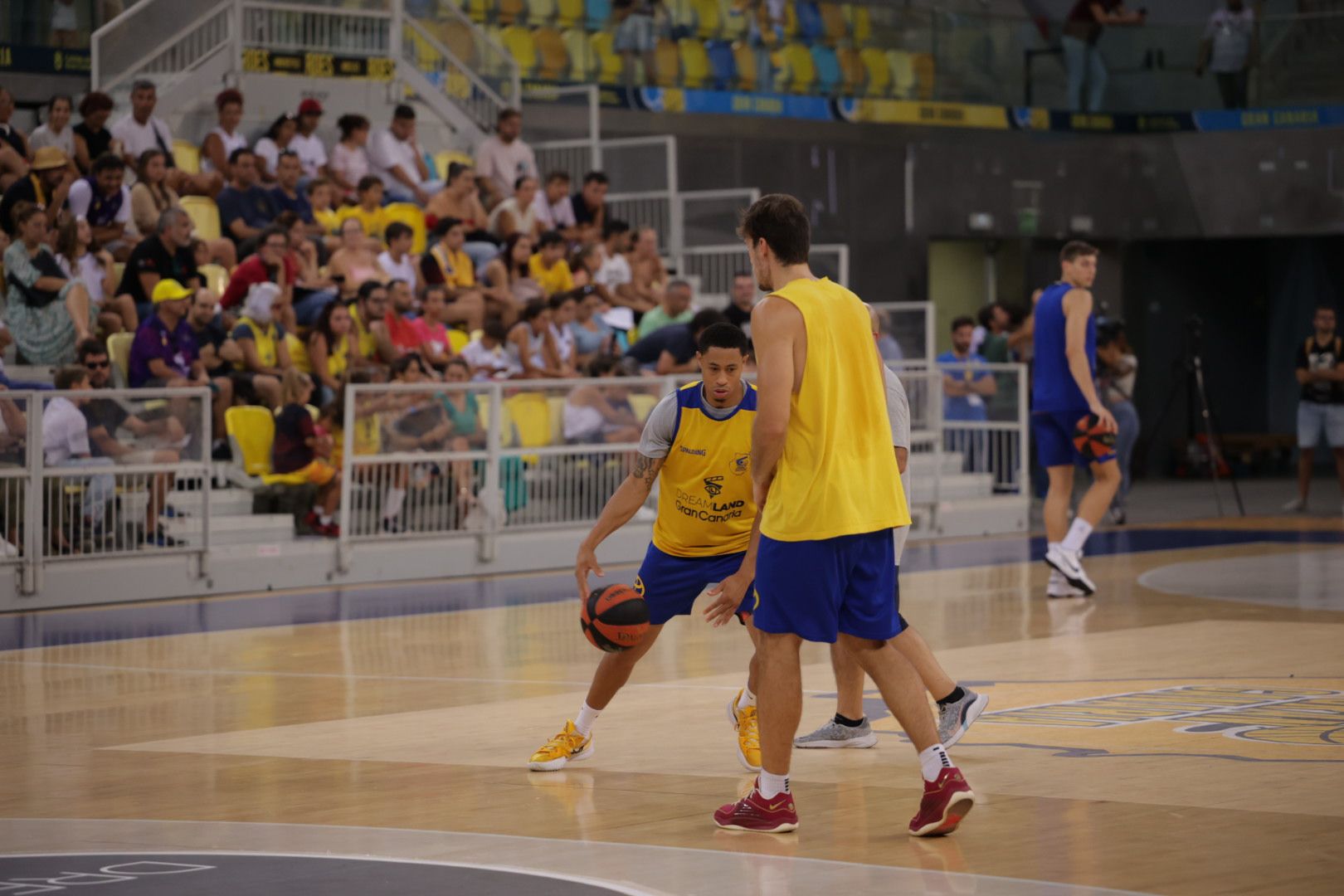 Puertas abiertas al espectáculo en el Arena