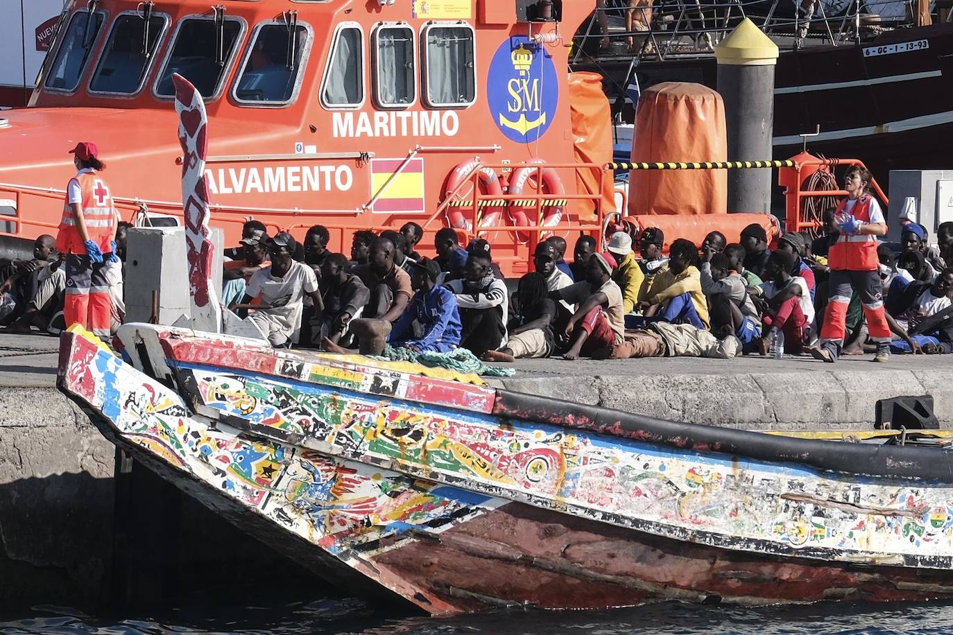 Imagen de una de las embarcaciones localizada a 16 millas de la isla de Tenerife.