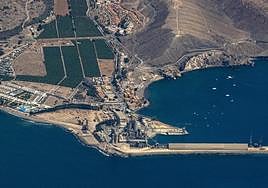 Vista aérea del puerto de Santa Águeda y la cementera.