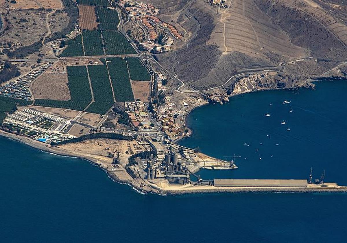Vista aérea del puerto de Santa Águeda y la cementera.