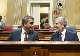 (i) Manuel Domínguez y Fernando Clavijo durante la primera sesión parlamentaria de la nueva legislatura.