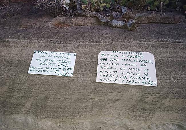 Carteles distribuidos a lo largo de la carretera GC-810.