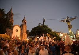 Imagen de la procesión por las calles del caso de San Juan.