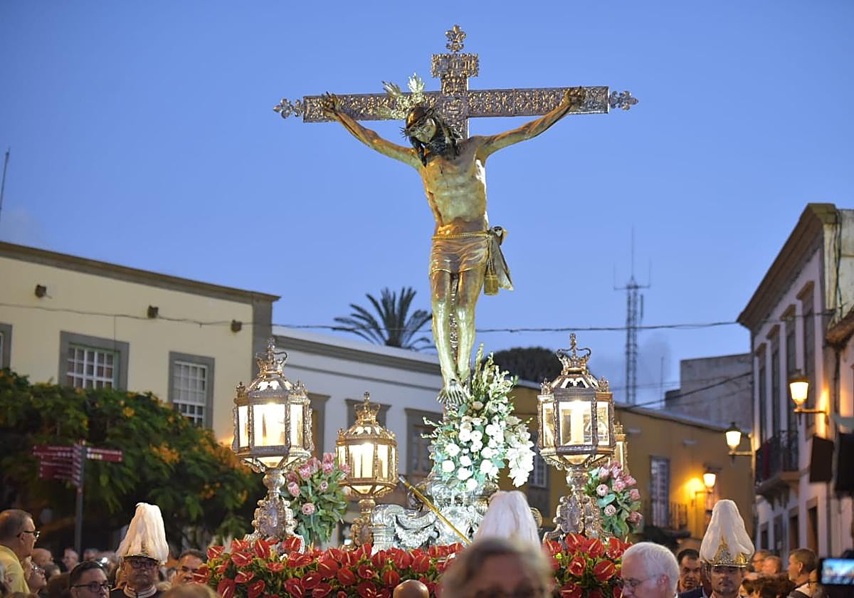 San Juan se cubre de fieles con la procesión del Cristo de Telde