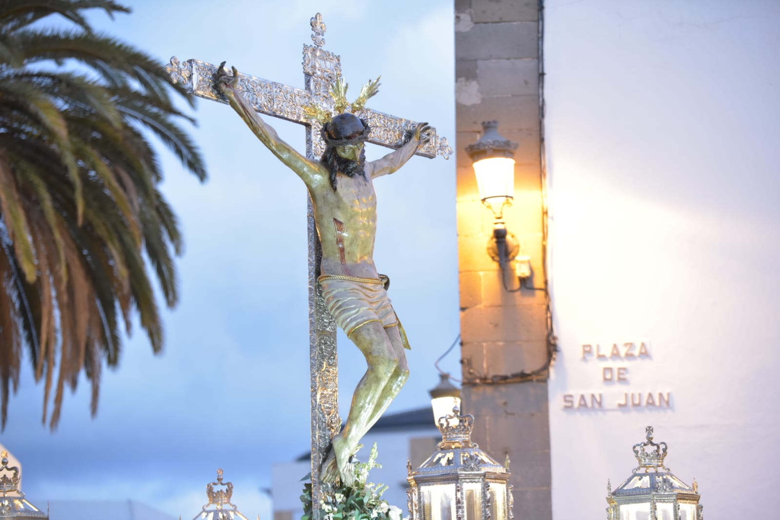 San Juan se cubre de fieles con la procesión del Cristo de Telde