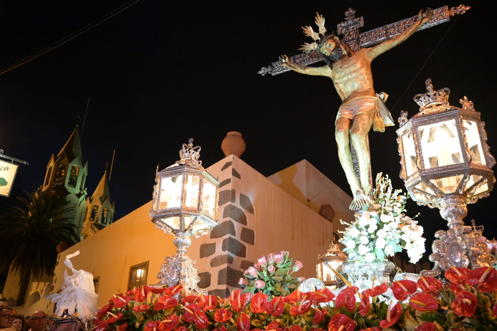 San Juan se cubre de fieles con la procesión del Cristo de Telde