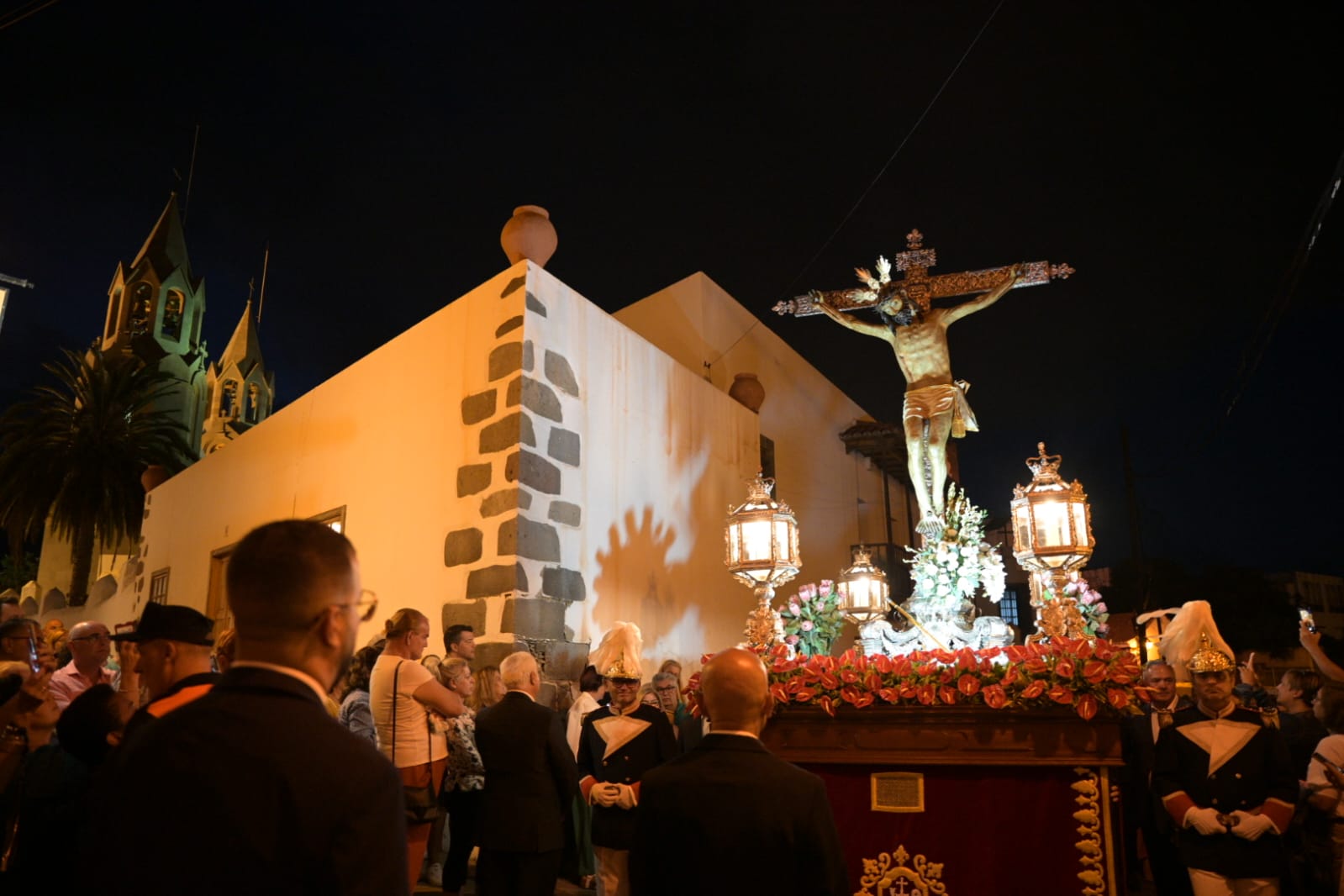 San Juan se cubre de fieles con la procesión del Cristo de Telde