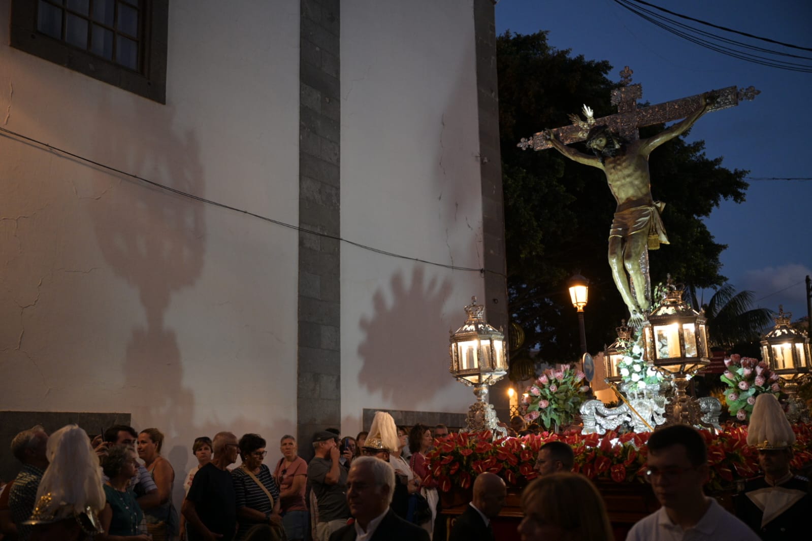 San Juan se cubre de fieles con la procesión del Cristo de Telde