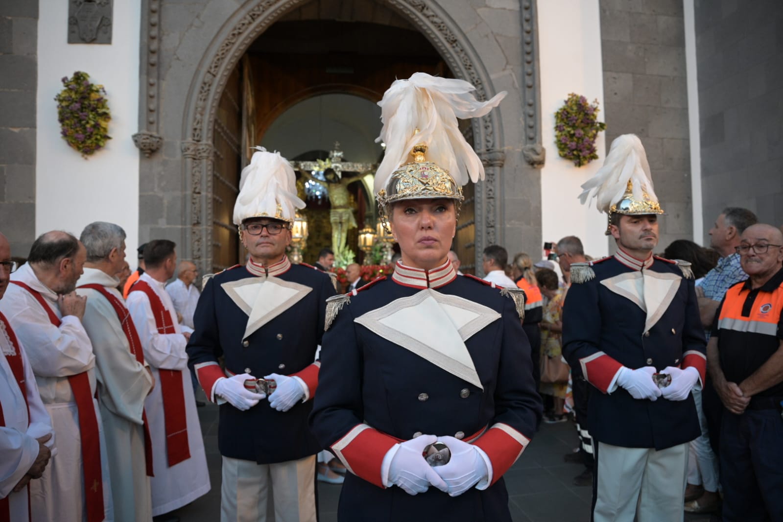 San Juan se cubre de fieles con la procesión del Cristo de Telde