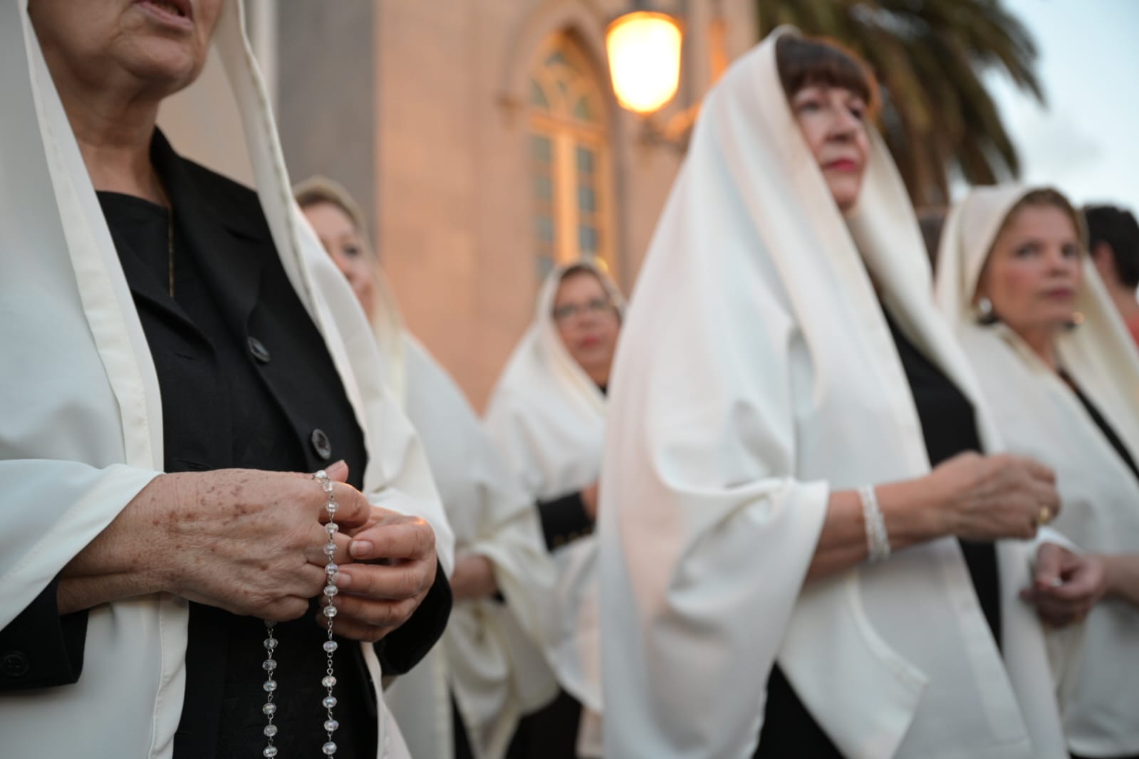 San Juan se cubre de fieles con la procesión del Cristo de Telde