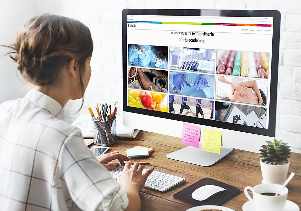 Docente recibiendo formación online de TECH.