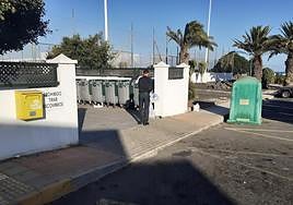 Vecino de Costa Teguise depositando residuos en contenedores de la calle Panamá.