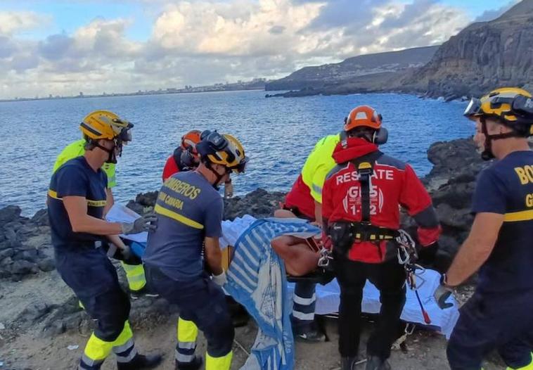 Un helicóptero rescata a un pescador herido en la Punta de Arucas