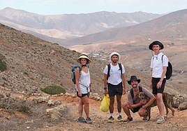 Con la bolsa amarilla de basura número quince, Arantxa, Alan, Samuel, Mihai y 'Caruso' hacen un alto en el camino a la Peña en Morro Velosa.