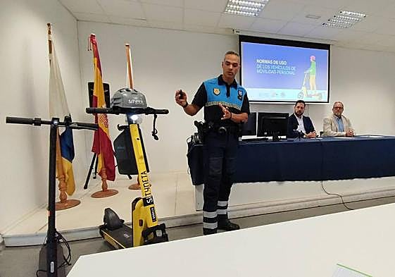 El oficial de Tráfico, Norberto Quintana, explica las normas de uso de las patinetas.