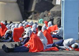 Imagen de archivo de inmigrantes llegados al puerto de La Restinga, en el Hierro.