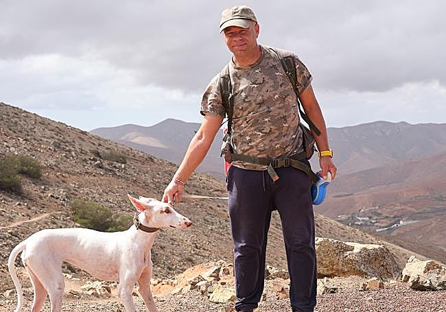 Nino Cabrera y su perra 'Tortosa', con Betancuria al fondo.