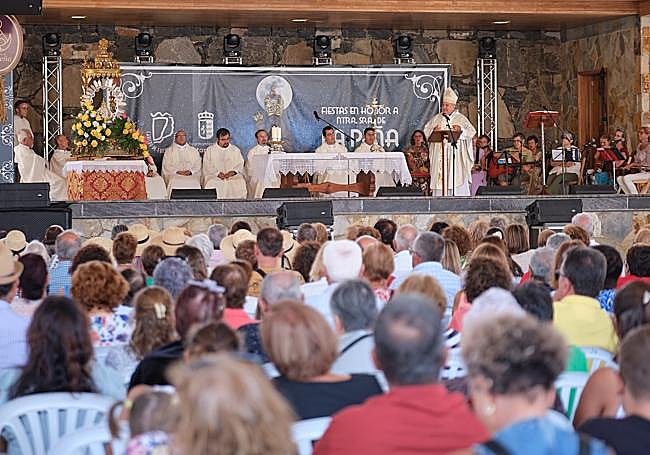 El obispo y nueve sacerdotes se dieron cita en la misa del día principal de las fiestas de la Peña en Vega de Río Palmas.