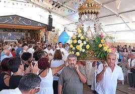 Juan José Camejo, con camisa blanca, lleva a hombros el trono de la patrona de Fuerteventura entre los aplausos de los fieles en Vega de Río Palmas.
