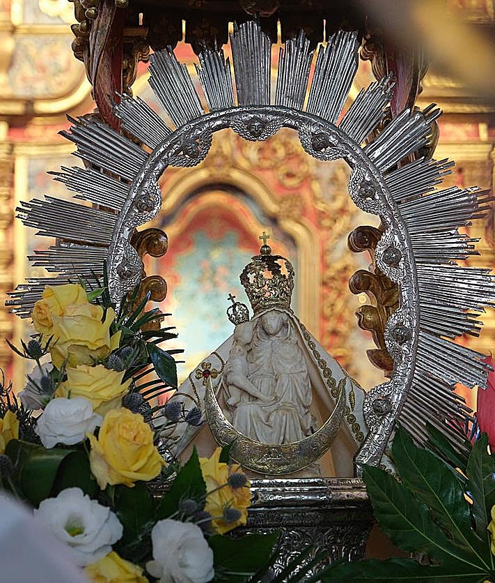 Imagen secundaria 2 - Camejo, 40 años portando a la Peña; Diego, primera vez abriendo la procesión