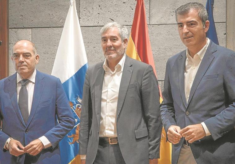 El presidente Fernando Clavijo y el vicepresidente, Manuel Domínguez con el de ATA, Lorenzo Amor.